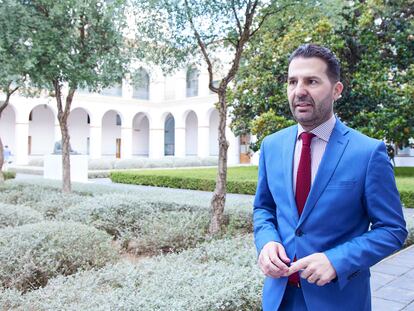 El ex número tres del PSOE andaluz, Noel López, atiende a los medios de comunicación en el Parlamento de Andalucía, el 3 de mayo.