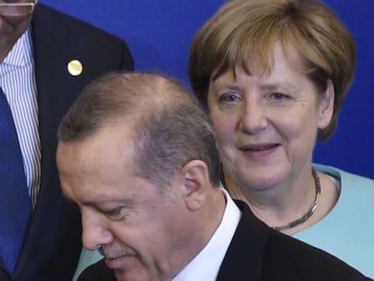El presidente turco, Recep Tayyip Erdogan, y la canciller alemana, Angela Merkel, durante la cumbre de la OTAN en Varsovia el pasado 8 de julio. 