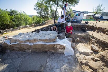 Los expertos estudian la estructura que rodea el altar de la iglesia de época visigoda hallada en El Boalo.