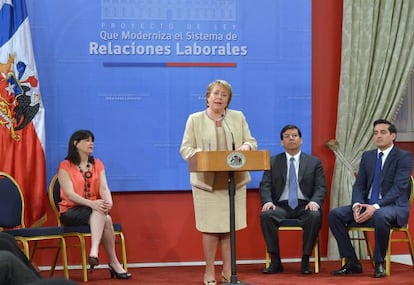 Bachelet firma el proyecto de la reforma laboral chilena. 
