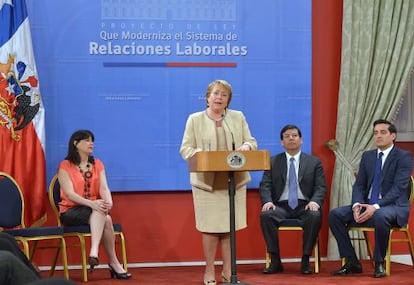 Bachelet firma el proyecto de la reforma laboral chilena.