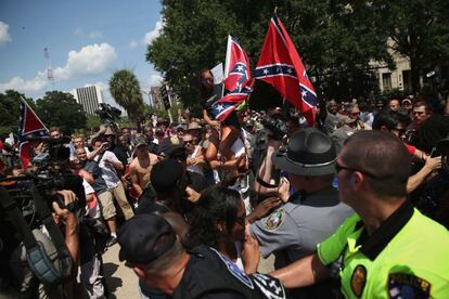 Un momento del enfrentamiento de los Panteras Negras con el Ku Klux Klan en los alrededores del Capitolio este sábado en Carolina del Sur.