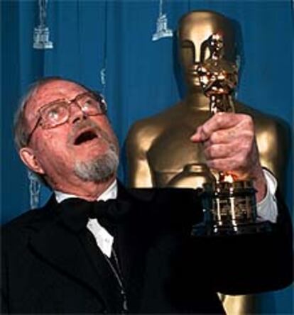Chuck Jones posa con su Oscar honorífico en una foto de 1996.