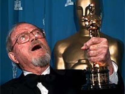 Chuck Jones posa con su Oscar honorífico en una foto de 1996.