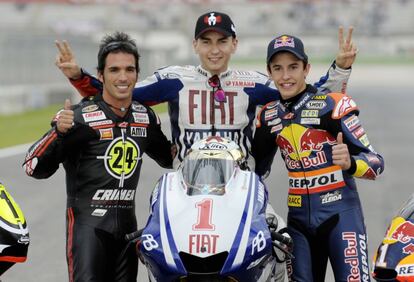 Los campeones del mundo de las tres categorías de motociclismo: Toni Elías , Moto2; Jorge Lorenzo, MotoGP, y Marc Márquez, 125, los tres españoles, celebrando sus victorias al término del Gran Premio de la Comunidad Valenciana. en Cheste.