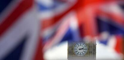 Banderas de Reino Unido ondean con el Big Ben de fondo.