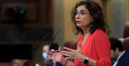 La ministra de Hacienda, María Jesús Montero durante una intervención en el pleno del Congreso