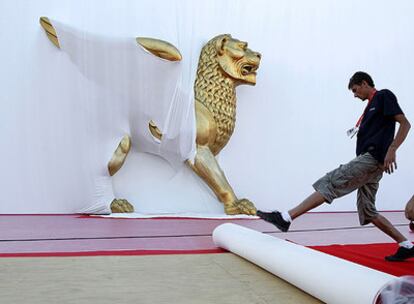 El León de Oro, entre embalajes en la víspera del arranque de la Mostra.