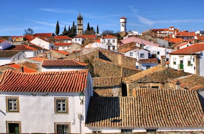 Desde el aire, esta villa fortificada tiene forma de estrella de 12 puntas. Almeida ha sido una fortaleza desde 1296, cuando el Rey D. Dinis tomó el poder, hasta el siglo XIX. Su estructura hexagonal es obra del ingeniero militar de Luis XIV de Francia, Vauban. Cada ángulo del polígono es un baluarte en forma de lanza y entre ellos se yerguen otros más pequeños.