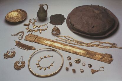 La importancia de este conjunto de objetos en oro radica en el uso de las innovaciones tecnológicas de origen fenicio de las que dan cuenta muchas de las joyas. Las piezas datan del siglo VII a.C.