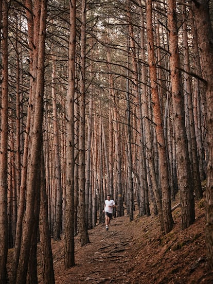 Kilian Jornet entrena en un monte en los Pirineos.