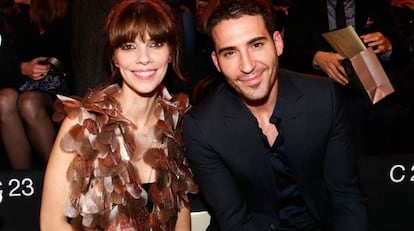 Miguel &Aacute;ngel Silvestre y Maribel Verd&uacute;, en la fiesta de Armani en Par&iacute;s.