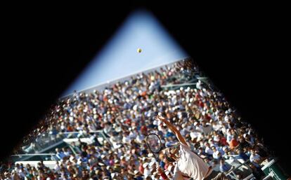 Federer sirve durante su partido contra Ruud en Roland Garros.