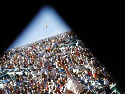 Federer sirve durante su partido contra Ruud en Roland Garros.