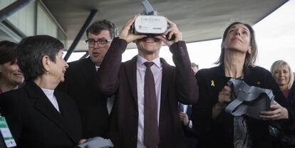 Visita en la primera incubadora de proyectos empresariales en 3D de Europa en el edificio del Consorci de la Zona Franca de Barcelona. Han participado el ministro Pedro Duque, la alcaldessa Ada Colau, la consellera Angels Chacon, la delegada Teresa Cunillera, el delegado del consorci Pere Navarro.
