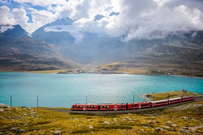 Este tren panorámico del Ferrocarril Rético o RhB es, junto con el Glacier Express, una de las grandes atracciones turísticas de Suiza. En total, son 144 kilómetros entre la localidad helvética de Coira y la pequeña localidad italiana de Tirano. En las cuatro horas y media que dura el viaje atraviesa 55 túneles y 196 puentes, entre ellos el viaducto de Landwasser, de 65 metros de altura, una obra maestra de la ingeniería construida a comienzos del siglo XX y declarada patrimonio mundial por la Unesco. También permite contemplar otros lugares no menos espectaculares, como la curva de Montebello, con vistas al macizo de Bernina, el glaciar Morteratsch o los lagos alpinos de Lej Pitschen, Lej Nair y Lago Bianco (en la imagen).<br></br> Más información: rhb.ch/en/panoramic-trains/