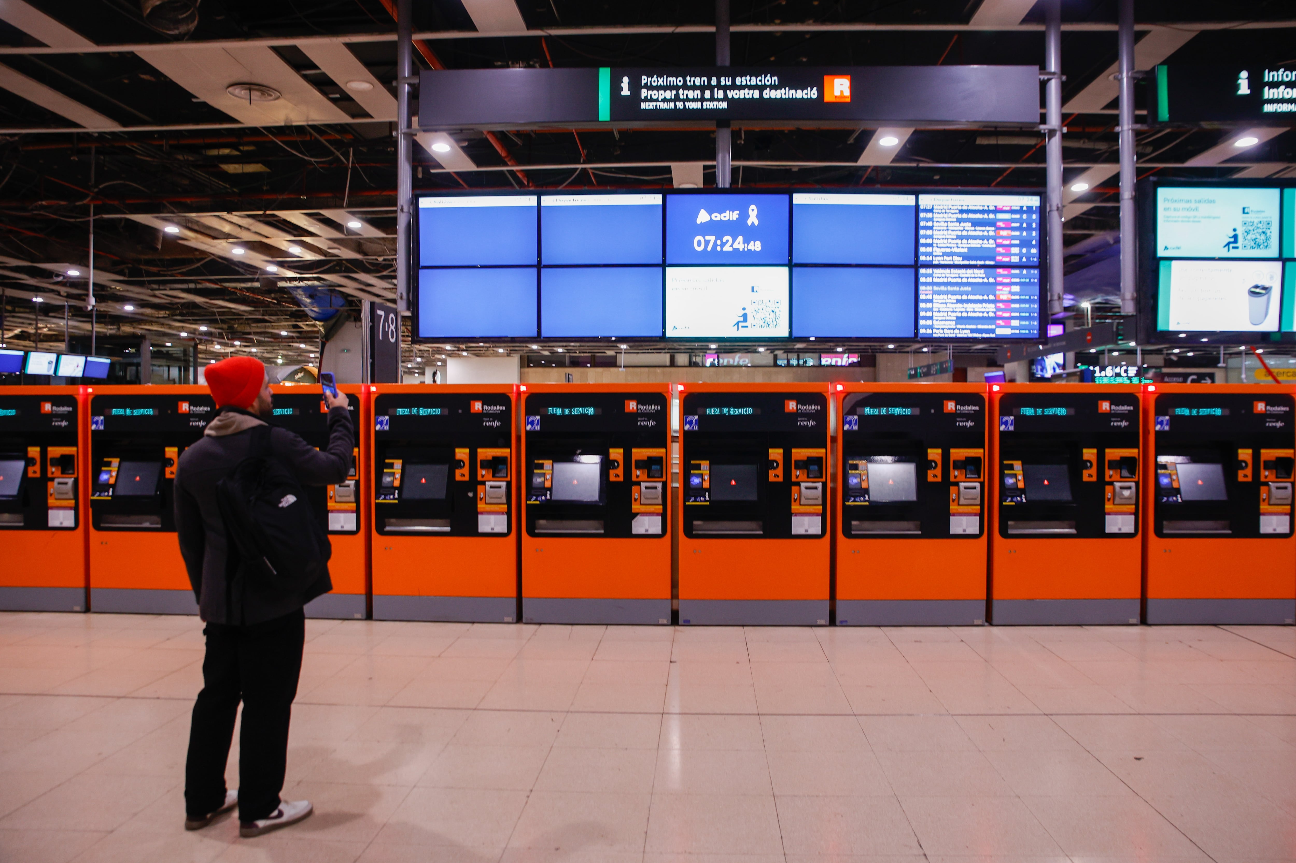 Carteles informativos en la estación de Sants de Barcelona, sin actividad de Rodalies, este miércoles.