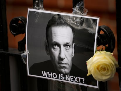 A flower and a picture are left as a tribute to Russian politician Alexei Navalny, near to the Russian Embassy in London, Feb. 18, 2024.