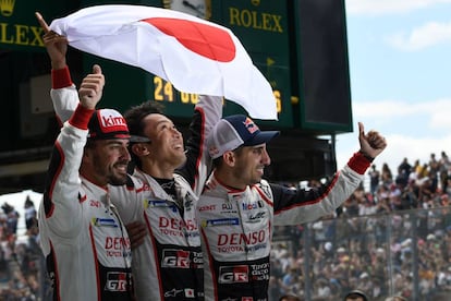 Fernando Alonso, Kazuki Nakajima y Sebastien Buemi, celebran su victoria.