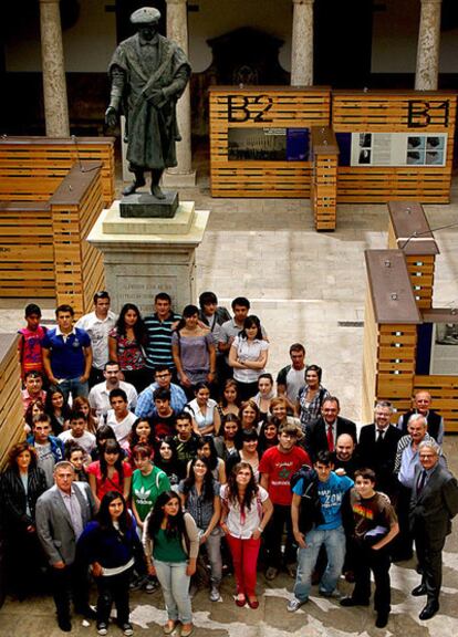 Alumnos y profesores de los tres centros premiados, ayer, en La Nau.