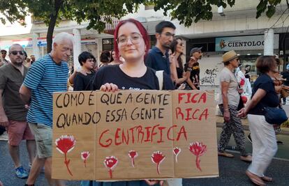 Mariana Branco, que vive con sus padres ante la imposibilidad de encontrar piso, con el cartel que llevó a la manifestación del sábado 30 de septiembre en Lisboa.