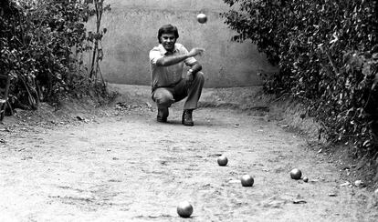 Felipe González, secretario general del PSOE, juega a la petanca en 1982 en Miraflofres de la Sierra (Madrid).