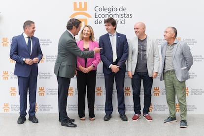 Foto de familia de los asistentes a la conferencia sobre el diálogo social y los retos del mercado laboral, en la Facultad de Económicas de la Complutense, a 3 de octubre de 2023, en Pozuelo de Alarcón (Madrid).