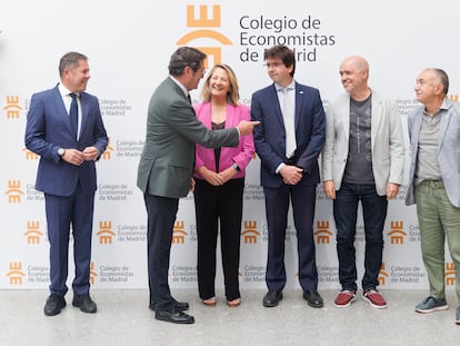 Foto de familia de los asistentes a la conferencia sobre el diálogo social y los retos del mercado laboral, en la Facultad de Económicas de la Complutense, a 3 de octubre de 2023, en Pozuelo de Alarcón (Madrid).