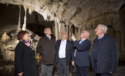 Los descubridores de la cueva de Nerja, Francisco Navas Montesinos, los hermanos Miguel y Manuel Muñoz Zorrilla y José Torres Cárdenas, junto con la viuda de José Luis Barbero de Miguel, en el interior del conjunto.