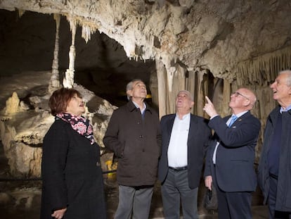 Los descubridores de la cueva de Nerja, Francisco Navas Montesinos, los hermanos Miguel y Manuel Muñoz Zorrilla y José Torres Cárdenas, junto con la viuda de José Luis Barbero de Miguel, en el interior del conjunto.