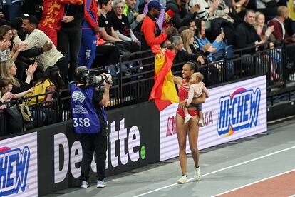 Ana Peleteiro-Compaore celebra con el público el bronce en Glasgow.
