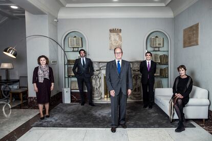 Patronos de la Fundación Fial, desde la izquierda: María Emilia Adán, decana del Colegio de Registradores; el abogado Jorge Moreno; Víctor Moreno Catena, catedrático de Derecho Procesal; Antonio del Moral, magistrado del Supremo; y Victoria Ortega, presidenta del Consejo General de la Abogacía, en Madrid.