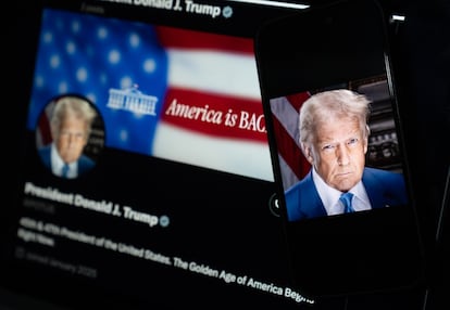 La foto y la cuenta X del presidente Donald Trump, se muestran en pantallas digitales.