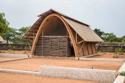 Los arquitectos, los españoles Aina Tugores y David García, tuvieron muy en cuenta el calor habitual en esta zona: los bloques de tierra son porosos, la ventilación es cruzada y la orientación impide la incidencia solar en el interior. El cierre de las fachadas con celosías de madera y los paneles de chapa para proteger las aulas de la lluvia, también frecuente en verano, completan el llamativo perfil del conjunto. 