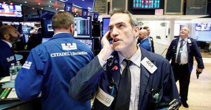 Agentes de Bolsa realizan su trabajo en el parqué de Nueva York, Estados Unidos.