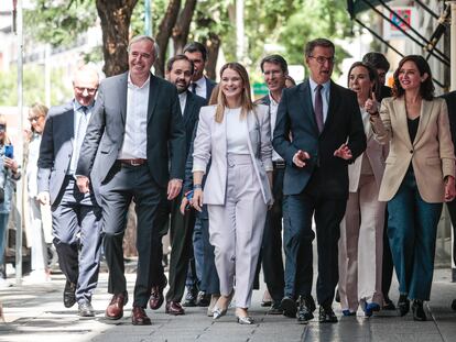 Alberto Núñez Feijóo, con los líderes territoriales del PP a su llegada a la junta ejecutiva nacional este martes en Madrid.