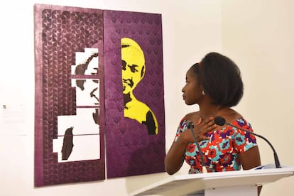 La artista Kemi Sewell, junto a la obra ganadora.