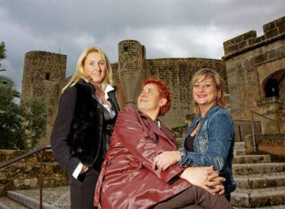 Núria Sauné, Cristina Tenas y Elena Porras, fundadoras de la asociación Adicc, en el Castillo de Bellver en Palma de Mallorca.