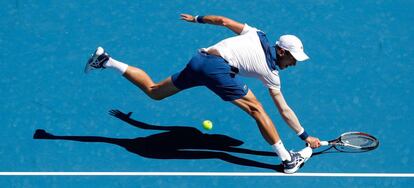 Djokovic, durante el partido contra Young.