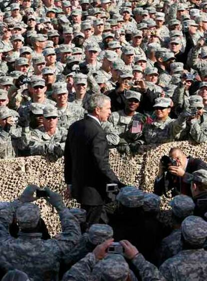 George W. Bush, ayer, antes de su discurso a los soldados de la base militar de Arifjan, en Kuwait.
