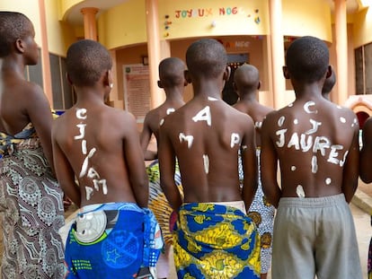 Niñas y niños del Centro de la alegría infantil, en Cotonú, Benín, regentado por Mensajeros de la Paz.
