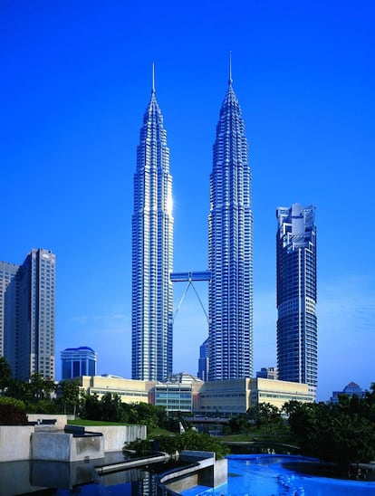 Las Torres Petronas, levantadas entre 1992 y 1998 en Kuala Lumpur por César Pelli & Associates. Fueron los edificios más altos del mundo hasta 2003, cuando Taipei 101 de Taiwán les arrebató el cetro. Actualmente es el séptimo edificio más alto del mundo.