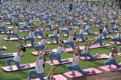 Jóvenes práctican yoga en un campus en Jinan (China).