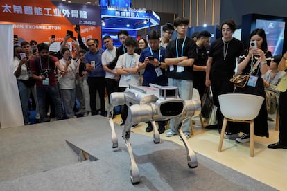 Visitantes de la Feria de Guangzhou, en China, el miércoles 16 de abril.
