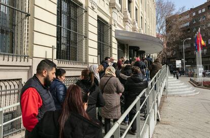 La cola frente a la EMVS para entrar en el sorteo de los 163 pisos públicos de alquiler.