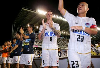 Fernando Torres (segundo por la derecha) del Sagan Tosu saluda antes de salir al campo.