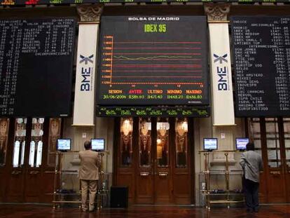 Paneles con las cotizaciones del mercado bursátil español en el  patio central de la Bolsa de Madrid.