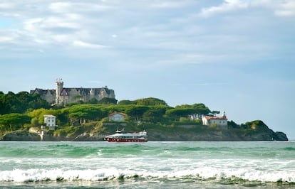 Uno de los barcos frente al palacio de la Magdalena en su travesía de vuelta de la playa de Somo a Santander.