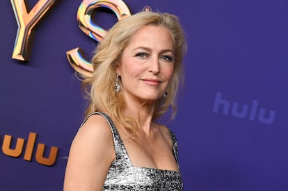 Gillian Anderson. Además de luchar contra una depresión durante décadas, la británica de 56 años se enfrentó a los síntomas de perimenopausia desde hace ya una década. Tocó fondo el día que lanzó su abrigo al suelo frente a sus dos hijos al grito de “Este día es una mierda” cuando solo eran las ocho de la mañana. "Fue el momento en que sentí que mi vida se estaba desmoronando a mi alrededor y comencé a preguntarme qué podría estar pasando internamente, y mis amigos sugirieron que podría ser hormonal", recordó la actriz en una entrevista publicada en 'Lenny Letter', la newsletter feminista creada por Lena Dunham y Jennifer Konner. Para ella, la falta de información es uno de los mayores problemas relacionados con esta etapa y los problemas de salud mental (“ansiedad, depresión, cambios de humor, sofocos, sudores nocturnos, fatiga”) que a veces la acompañan. “Sería maravilloso si pudiéramos llegar a un punto en el que pudiéramos tener estas conversaciones abiertamente y sin vergüenza. Admitir libremente que esto es lo que está pasando. Así no nos sentimos como si nos estuviéramos volviendo locas o dementes o solas con ninguno de los síntomas que tenemos”, dijo. Y terminó con una frase digna de enmarcar: “La perimenopausia y la menopausia deberían ser tratadas como los ritos de paso que son. Si no se celebran, al menos se las debe aceptar, reconocer y honrar”.