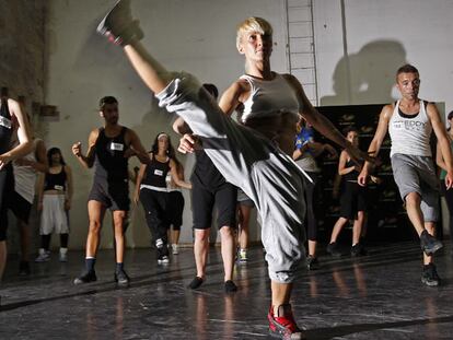 Los aspirantes de Barcelona practican la coreografía durante la audición de baile.